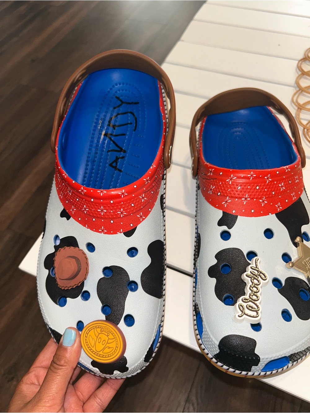 Men’s woody toys story crocs - Picture 4 of 7